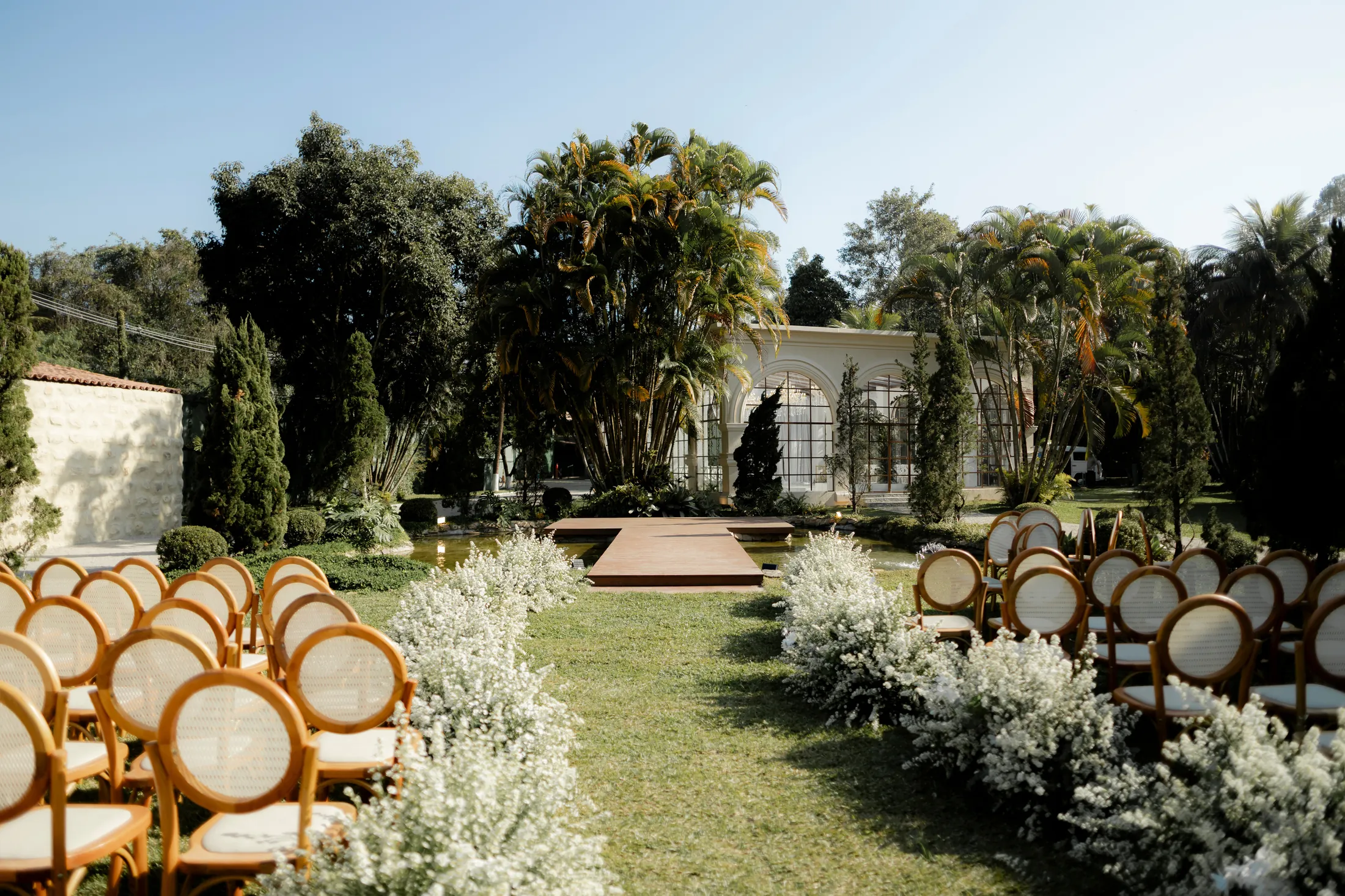 Jardim do Villa Fontana preparado para uma cerimônia ao ar livre